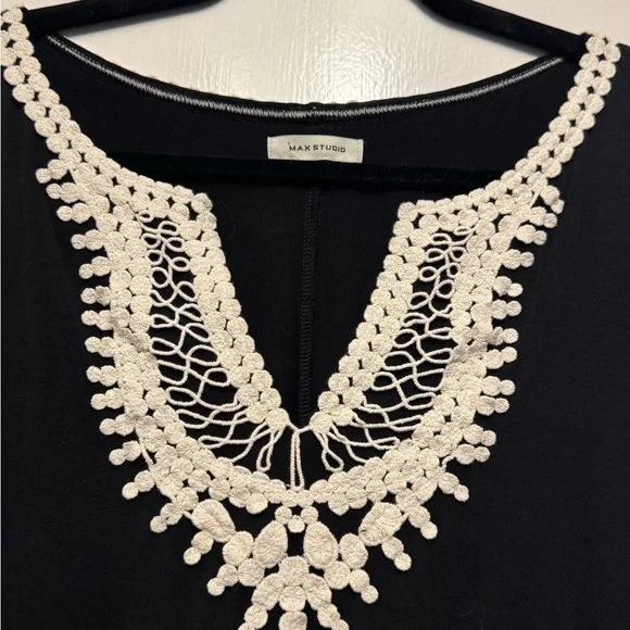 Black Sleeveless Dress with Lace Detail - Picture 2 of 2